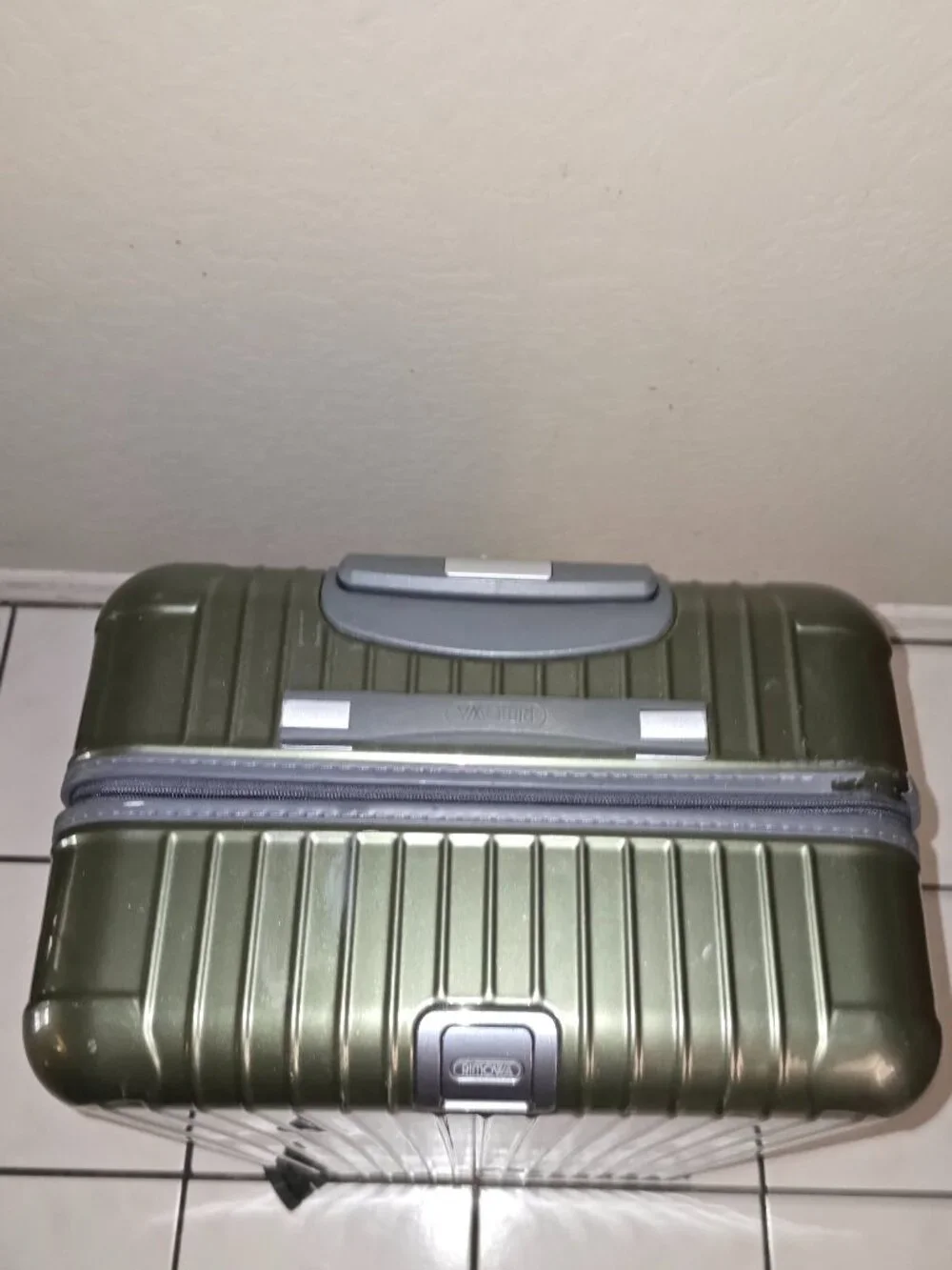Rimowa Salsa Deluxe Multiwheel 830.90 Large 82L Check-In 4 Spinner Olive AS-IS